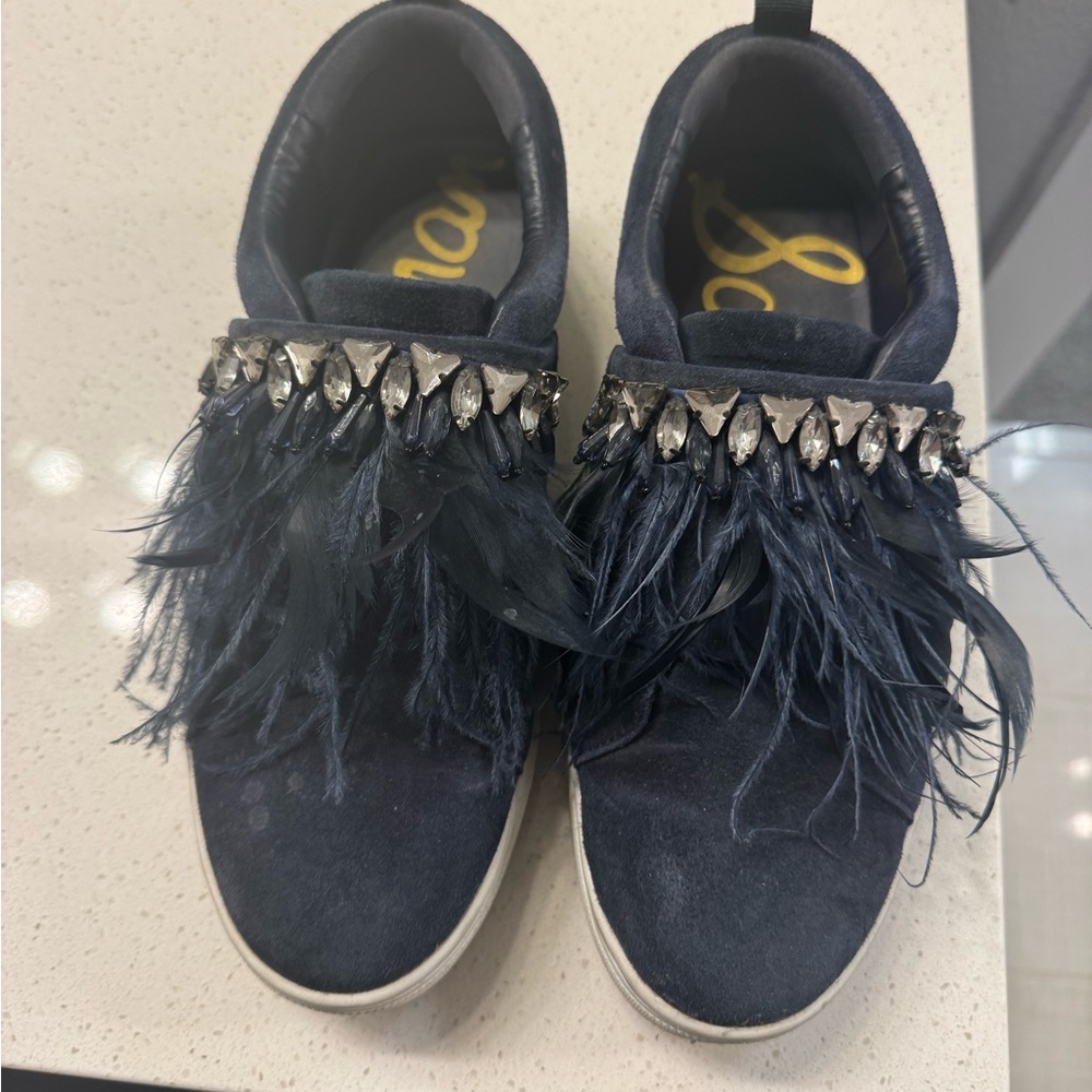 Stylish Shoes with Feather Detail